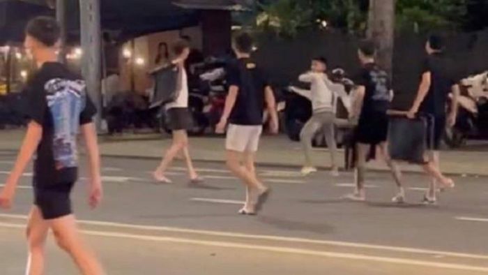  Nhóm thanh thiếu niên dùng dao, ghế của quán cà phê đuổi đánh nhau trên phố. Ảnh: Cắt từ clip. 