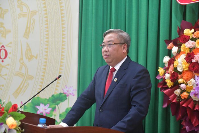  Ông Phạm Quốc Hưng, Phó Chánh án TAND Tối cao phát biểu tại buổi trao quyết định. Ảnh: HD 