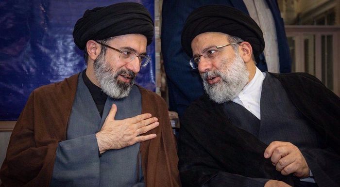 Lãnh tụ Tối cao Iran – ông Seyyed Mojtaba Khamenei (trái) và cựu Tổng thống Ebrahim Raeisi. Ảnh: PRESS TV