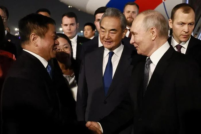 Bộ trưởng Ngoại giao Vương Nghị cùng các quan chức Trung Quốc tại lễ đón Tổng thống Nga Vladimir Putin ở sân bay Bắc Kinh. Ảnh: Reuters.