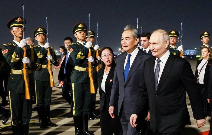 Bộ trưởng Ngoại giao Vương Nghị đón Tổng thống Putin tại sân bay Bắc Kinh tối 19/5. Ảnh: TASS.