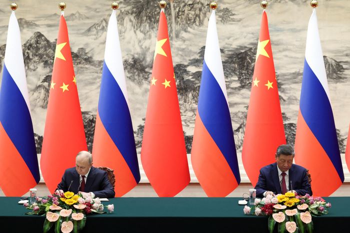 Tổng thống Nga Vladimir Putin và Chủ tịch Trung Quốc Tập Cận Bình tham dự lễ ký kết tại Đại lễ đường Nhân dân ở Bắc Kinh (Trung Quốc) ngày 20/5. Ảnh: Reuters.