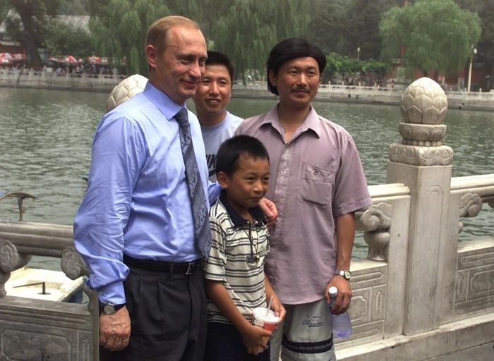  Ông Putin chụp ảnh cùng Bành Phái tại công viên Bắc Hải, thành phố Bắc Kinh, ngày 19/7/2000. Ảnh: China Daily. 