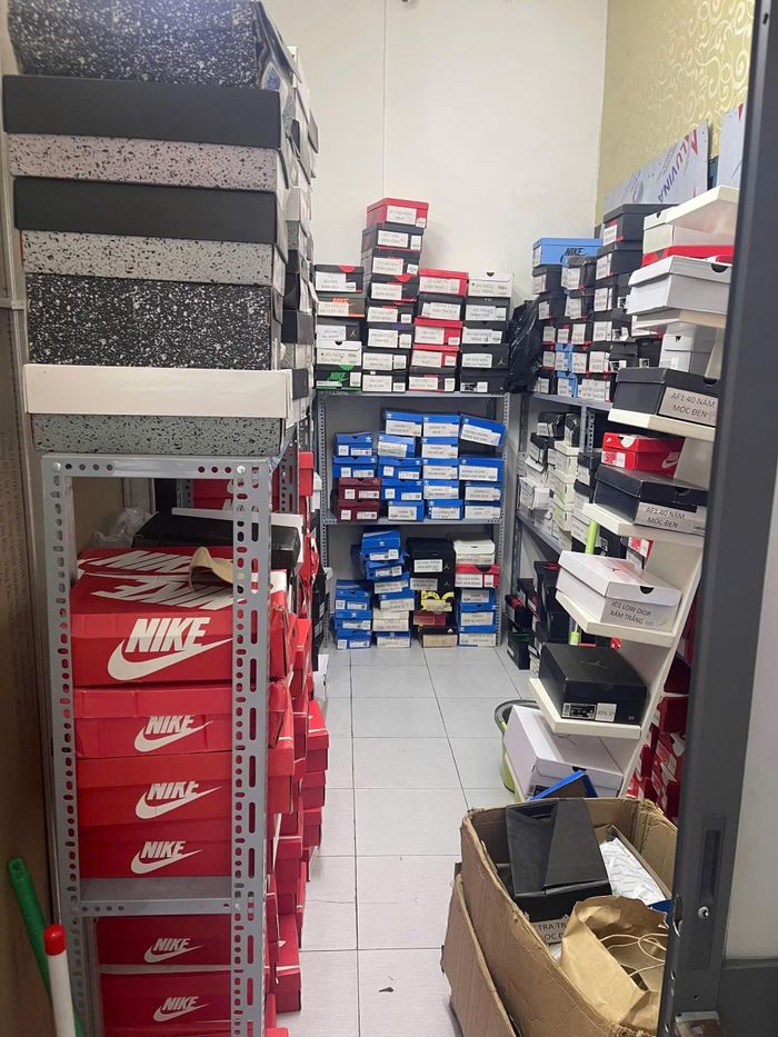  Số lượng lớn đôi giày, dép có dấu hiệu giả mạo các thương hiệu nổi tiếng thế giới tại Hộ kinh doanh K.W Sneater. Ảnh: Công an TP.HCM cung cấp. 