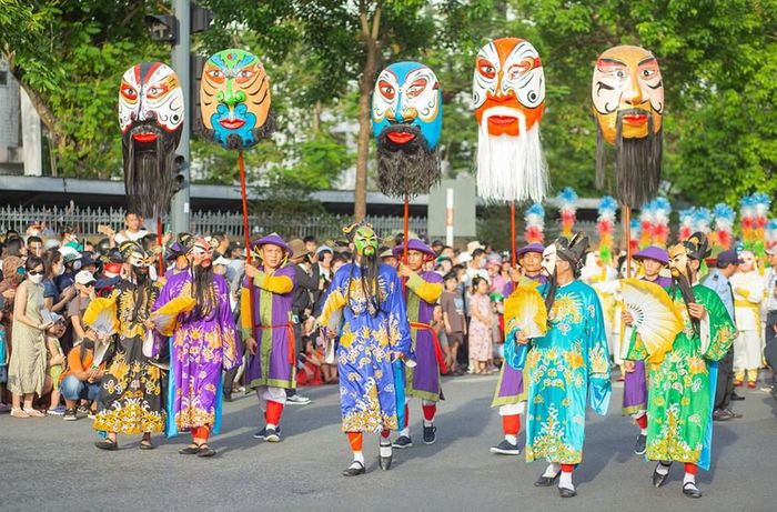 Chương trình quảng diễn đường phố ở các lễ hội tại Huế thu hút đông đảo nhân dân và du khách