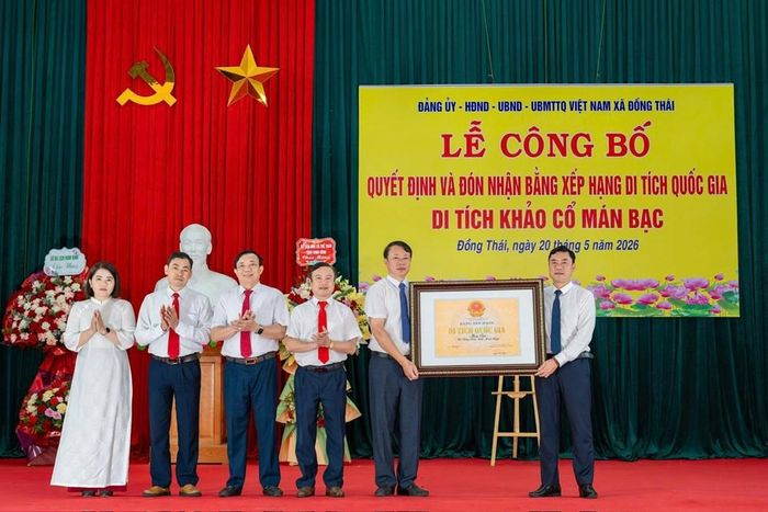 Đại diện lãnh đạo Sở VHTT tỉnh Ninh Bình trao Bằng xếp hạng di tích quốc gia Di tích khảo cổ Mán Bạc cho Đảng bộ, chính quyền và nhân dân xã Đồng Thái