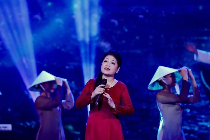 Các tiết mục mang âm hưởng dân ca Nghệ Tĩnh gợi mở không gian quê hương Làng Sen – nơi nuôi dưỡng tâm hồn Chủ tịch Hồ Chí Minh