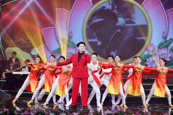 Ca sĩ Nguyễn Trần Trung Quân thể hiện “Bài ca Hồ Chí Minh”, khắc họa hình tượng vị lãnh tụ kính yêu trong trái tim bạn bè quốc tế.