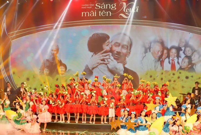 Tiết mục của các em thiếu nhi mang đến không khí trong trẻo, thể hiện sự tiếp nối tình cảm dành cho Bác Hồ qua nhiều thế hệ