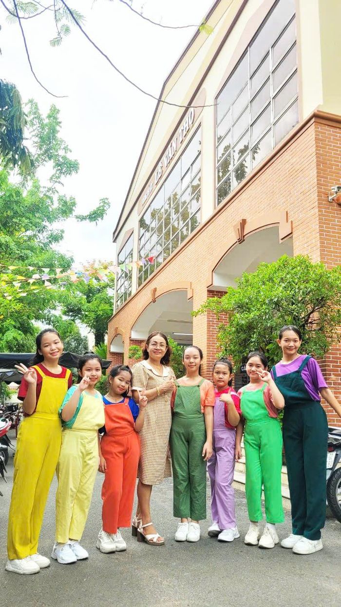 Nhạc sĩ Bích Liễu và các học trò thường đi hát hoặc quay MV cùng nhau
