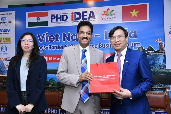 Ông Bùi Trung Thướng – Tham tán Thương mại, Trưởng Thương vụ Việt Nam trao quà kỷ niệm tặng Tiến sĩ Ranjeet Mehta, Giám đốc điều hành kiêm Tổng Thư ký của Phòng Thương mại và Công nghiệp PHD.