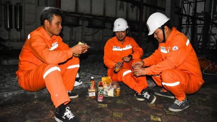 Bữa ăn vội tại hiện trường của các thí nghiệm viên.
