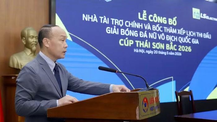 Tổng thư ký Liên đoàn Bóng đá Việt Nam Nguyễn Văn Phú phát biểu tại buổi lễ.