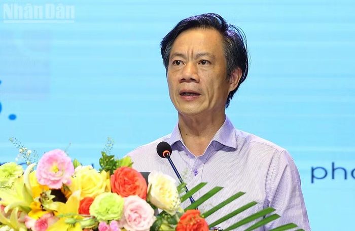 Tiến sĩ Lê Duy Bình, Chuyên gia kinh tế, Giám đốc Economica Việt Nam trình bày kết quả chỉ số năng lực cạnh tranh cấp sở, ngành, xã, phường.