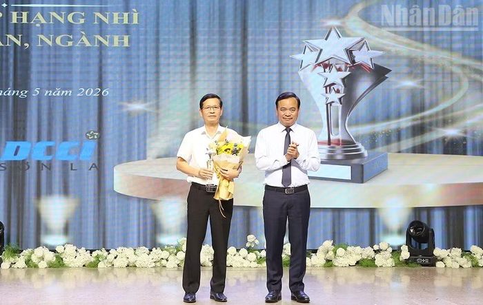 Đồng chí Hà Trung Chiến, Phó Chủ tịch Thường trực Ủy ban nhân dân tỉnh Sơn La trao cúp vinh danh và tặng hoa chúc mừng Sở Nội vụ tỉnh Sơn La, đơn vị đứng thứ nhì bảng xếp hạng DCCI năm 2025.