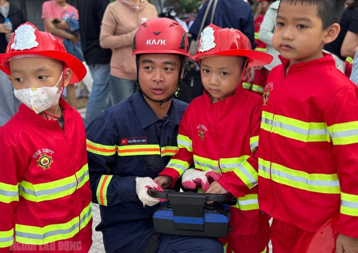 Các bệnh nhi hóa thân thành những “chiến sĩ cứu hỏa nhí”