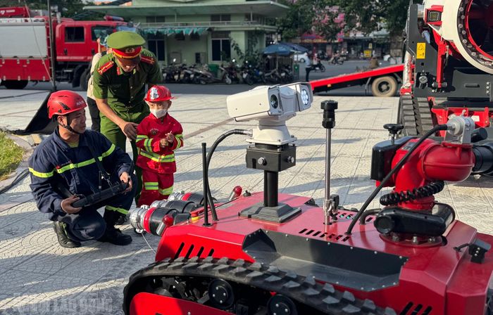 Bệnh nhi trải nhiệm khám phá Robot chữa cháy hiện đại