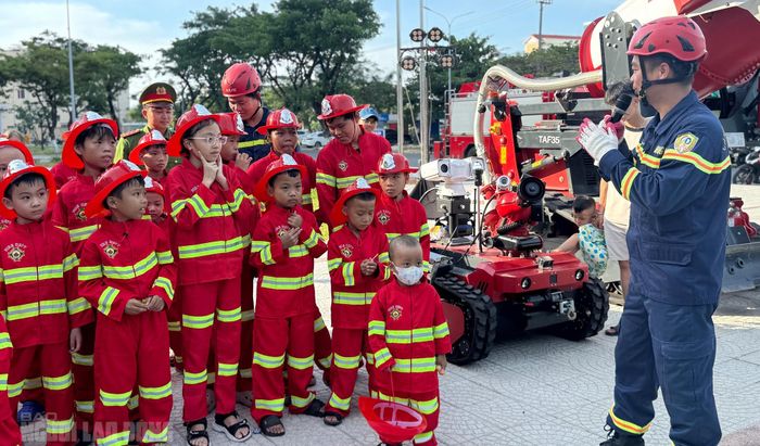 Bệnh nhi tìm hiểu phương tiện, thiết bị chuyên dụng trong công tác PCCC