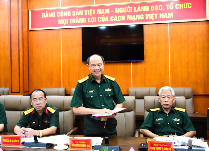 Đại tá Trần Anh Tuấn, Phó tổng biên tập Báo Quân đội nhân dân phát biểu tại hội nghị. 
