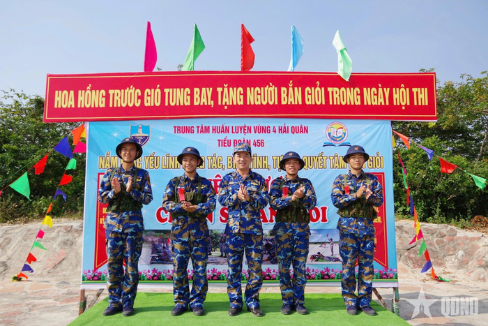  Chỉ huy Trung tâm Huấn luyện Vùng 4 Hải quân chúc mừng các chiến sĩ mới đạt kết quả bắn giỏi. 
