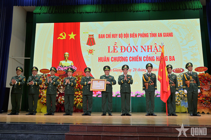  Thừa ủy quyền Chủ tịch nước, Trung tướng Vũ Trung Kiên, Tư lệnh Bộ đội Biên phòng trao thưởng Huân chương Chiến công hạng Ba tặng tập thể Ban chỉ huy Bộ đội Biên phòng tỉnh An Giang. 