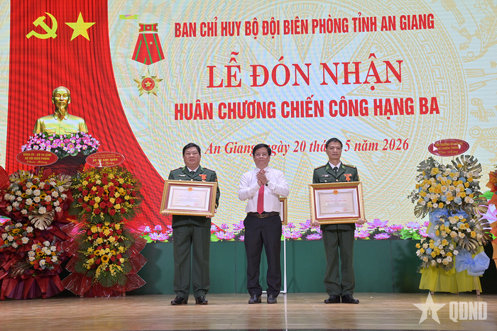 Thừa ủy quyền Chủ tịch nước, đồng chí Hồ Văn Mừng, Ủy viên Trung ương Đảng, Phó bí thư Tỉnh ủy, Chủ tịch UBND tỉnh An Giang trao Huân chương Chiến công hạng Ba tặng 2 cá nhân.