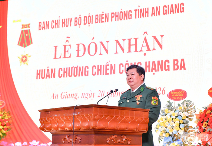  Đại tá Phạm Văn Thắng, Phó chỉ huy trưởng Bộ CHQS tỉnh, Chỉ huy trưởng Ban chỉ huy Bộ đội Biên phòng tỉnh An Giang phát biểu tại buổi lễ.