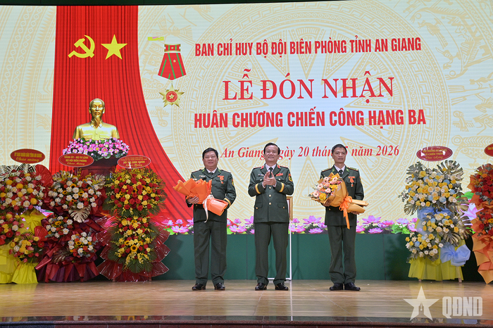 Trung tướng Hồ Văn Thái, Bí thư Đảng ủy, Chính ủy Quân khu 9 tặng hoa chúc mừng 2 cá nhân được nhận thưởng. 