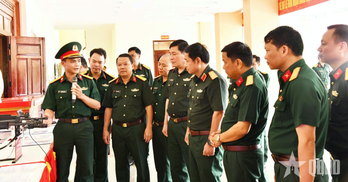 Đoàn kiểm tra tham quan các mô hình, sáng kiến trong thực hiện công tác CCHC và CĐS của Sư đoàn 316.