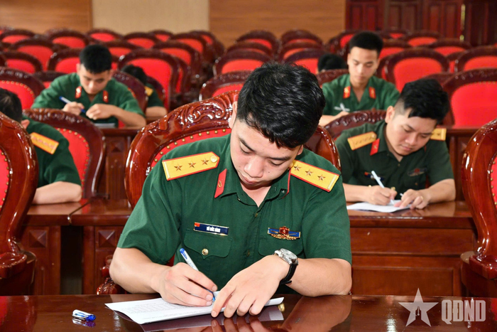 Kiểm tra nhận thức về CCHC và CĐS của cán bộ, chiến sĩ Sư đoàn.