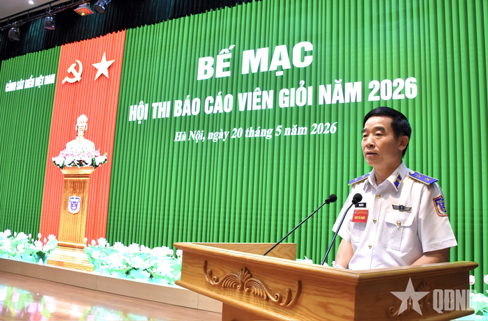 Trung tướng Bùi Quốc Oai, Chính ủy Cảnh sát biển Việt Nam phát biểu chỉ đạo hội thi. 