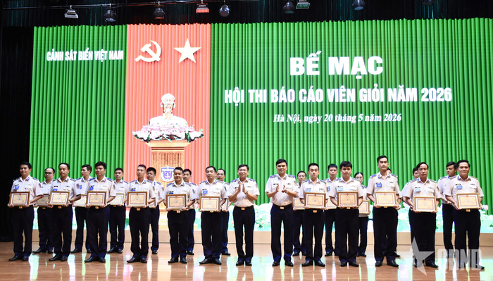 Trao thưởng tặng các tập thể, cá nhân đạt kết quả cao tại hội thi. 
