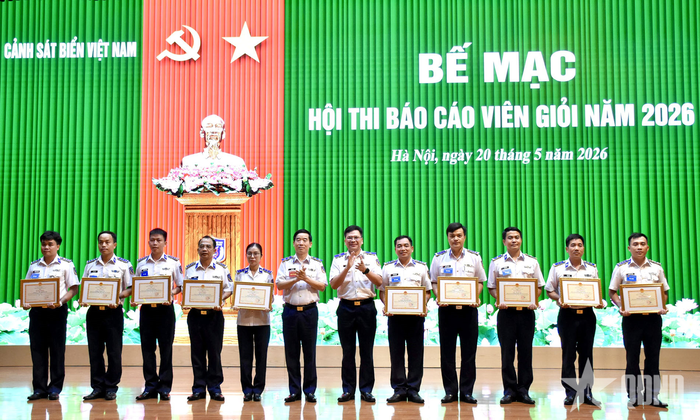 Trao thưởng tặng các cá nhân đoạt giải tại hội thi. 