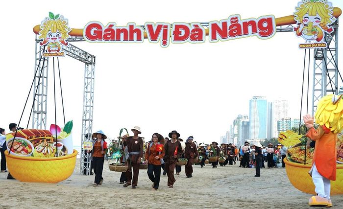 "Gánh vị Đà Nẵng" giúp du khách không chỉ thưởng thức món ăn mà còn cảm nhận rõ nét đời sống, văn hóa địa phương.