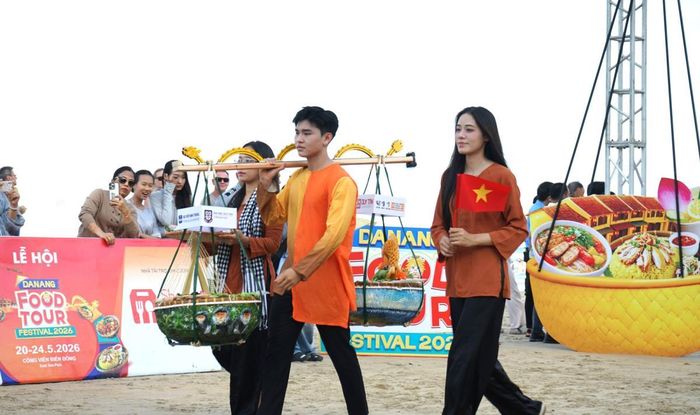 Chương trình diễu hành ẩm thực "Gánh vị Đà Nẵng" diễn ra trên bãi biển Mỹ Khê.