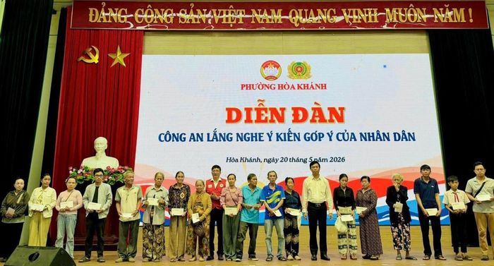 Ban tổ chức diễn đàn tặng quà cho các hộ dân khó khăn.