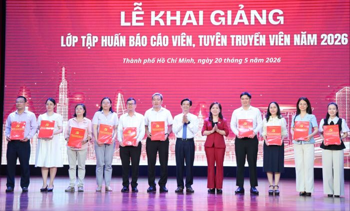  Đồng chí Nguyễn Thanh Xuân trao quyết định thành lập lớp tập huấn đến Ban Tổ chức 