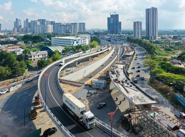 Đại công trường nút giao An Phú, một trong những dự án hạ tầng trọng điểm của TPHCM. ẢNH: HOÀNG HÙNG