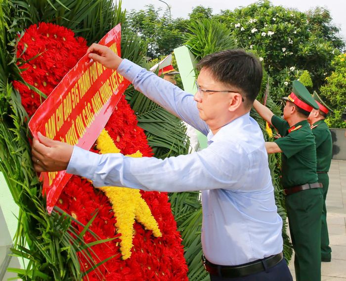  Đồng chí Nguyễn Mạnh Cường chỉnh hoa tại lễ viếng các anh hùng liệt sĩ 