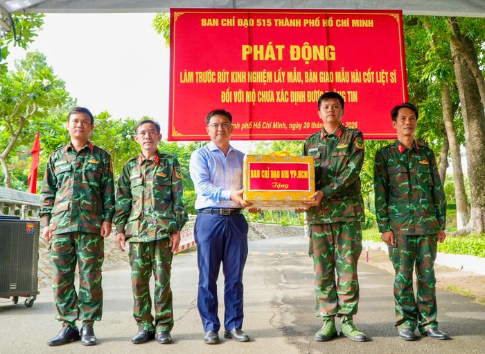  BCĐ 515 Thành phố trao tặng quà cho các tổ làm công tác lấy mẫu, bàn giao mẫu hài cốt liệt sĩ đối với mộ chưa xác định được thông tin 