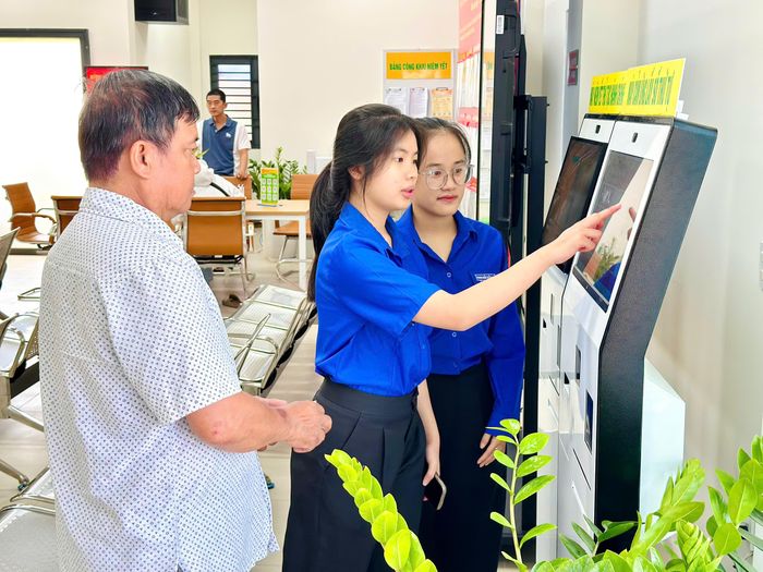  Lực lượng tình nguyện viên trực hướng dẫn người dân thực hiện thủ tục hành chính tại Trung tâm phục vụ hành chính công phường Bình Tân, TPHCM. Ảnh: LÊ MINH 