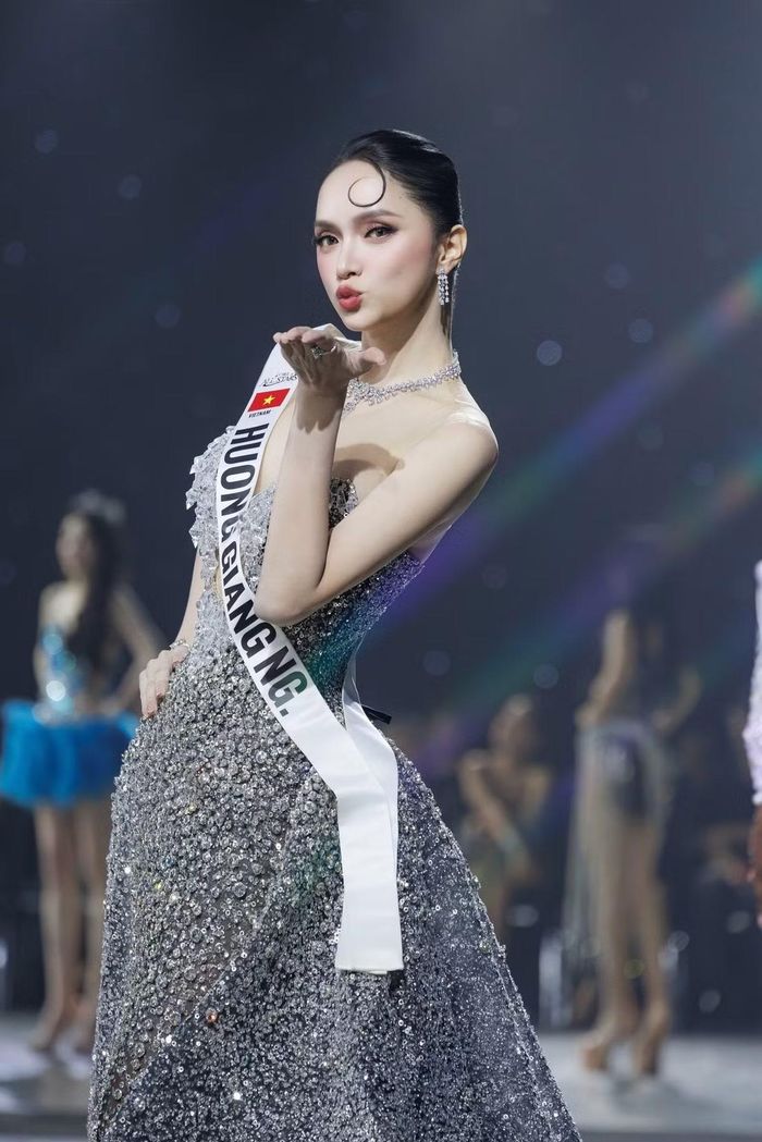 Khoảnh khắc Hương Giang nhận dải băng tên mình cho thấy thần thái tự tin và khả năng làm chủ sân khấu của đại diện Việt Nam.