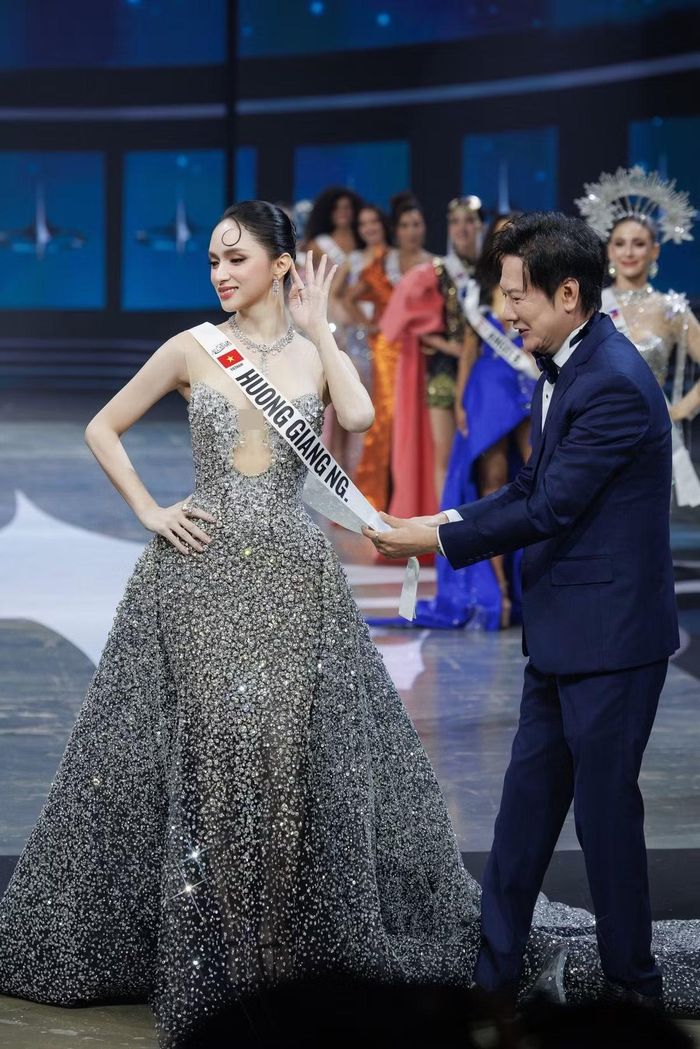Tối ngày 19/5, Hương Giang cùng 57 thí sinh của MGI All Stars 2026 tham gia đêm tiệc chào mừng. Là thí sinh chiến thắng hạng mục bình chọn “All Stars: World Famous”, cô nhận màn vinh danh riêng ngay trên sân khấu.