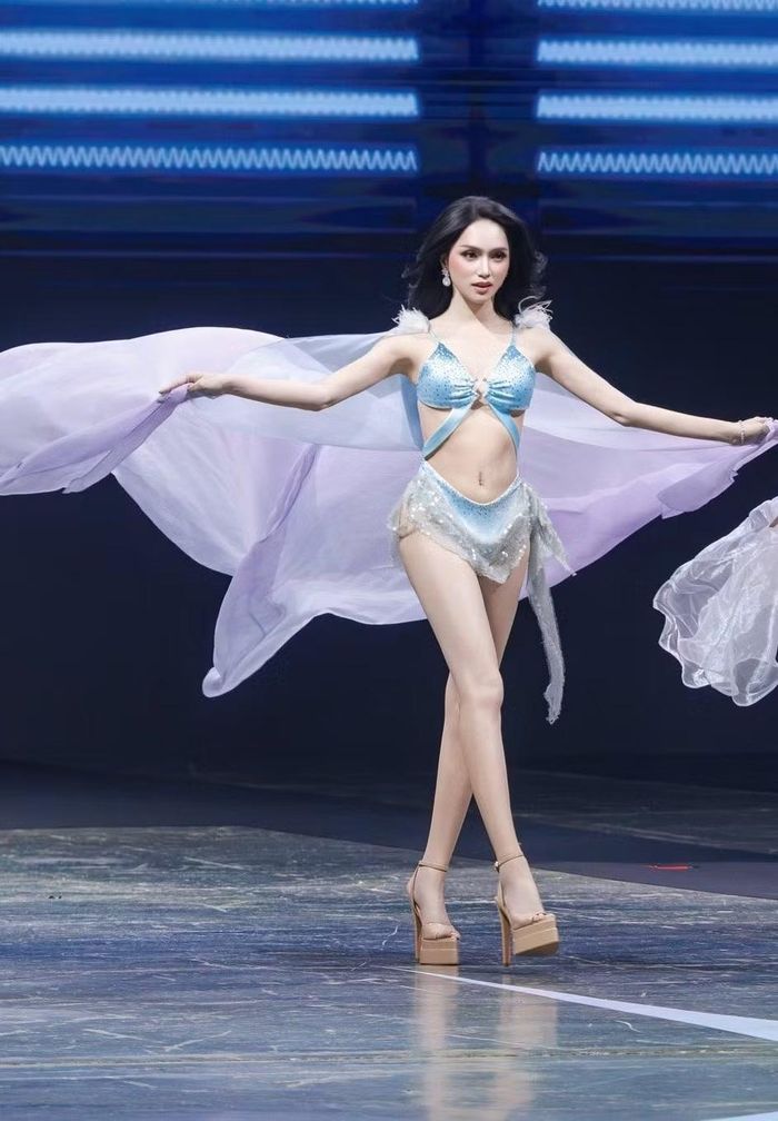 Thiết kế áo tắm khoét eo kết hợp đính đá ánh bạc giúp Hương Giang khoe vòng eo nhỏ gọn và đường cong cơ thể. Cách tạo dáng dang tay cùng những bước đi dứt khoát cho thấy kinh nghiệm sân khấu của người đẹp chuyển giới sau nhiều năm hoạt động nghệ thuật.