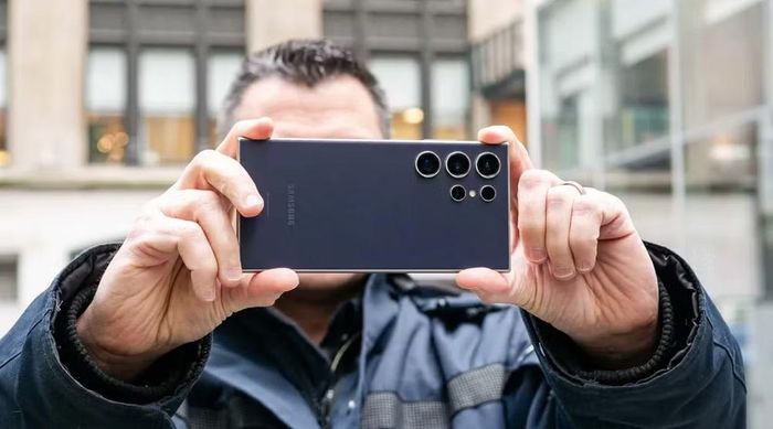 Camera cũng là một trong những lý do khiến nhiều người quyết định thay máy sau vài năm sử dụng khi các cảm biến mới liên tục nâng cấp mạnh về khả năng zoom quang học, quay video và xử lý AI, chẳng hạn camera tele trên các thế hệ iPhone mới đã chuyển từ cảm biến 12MP zoom 3x lên cảm biến 50MP zoom quang 5x với chất lượng hình ảnh vượt trội rõ rệt.