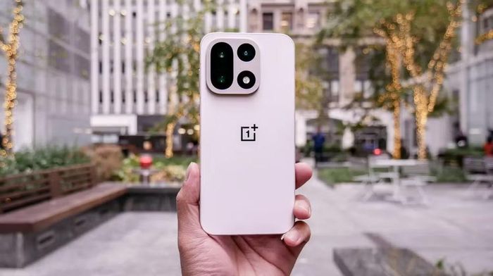 Bên cạnh camera, pin là yếu tố xuống cấp nhanh nhất trên smartphone bởi pin lithium-ion bắt đầu suy hao ngay từ lúc xuất xưởng, và sau khoảng ba năm sử dụng liên tục, nhiều thiết bị thường xuất hiện tình trạng tụt pin nhanh, nóng máy hoặc phải sạc nhiều lần mỗi ngày khiến trải nghiệm sử dụng giảm đáng kể.