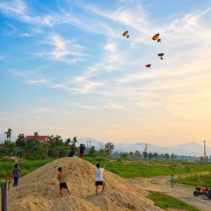 Trẻ con thả diều ngày Hạ. Ảnh: Nguyễn Hà.