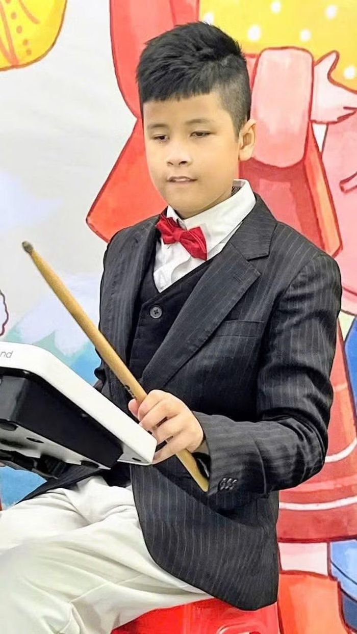 Vinh Quang chơi nhạc bằng cả trái tim giữa phố phường Hà Nội.