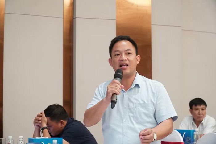 Ông Nguyễn Ánh Dương - Chủ tịch Hội đồng thi Trường THPT Nghi Lộc 5 (Văn Kiều, Nghệ An) đặt câu hỏi về việc huy động giáo viên tham gia coi thi tuyển lớp 10. Ảnh: Hồ Lài