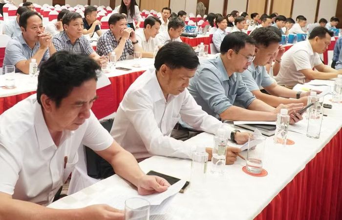 Chủ tịch hội đồng thi, trưởng điểm thi tham dự hội nghị. Ảnh: Hồ Lài
